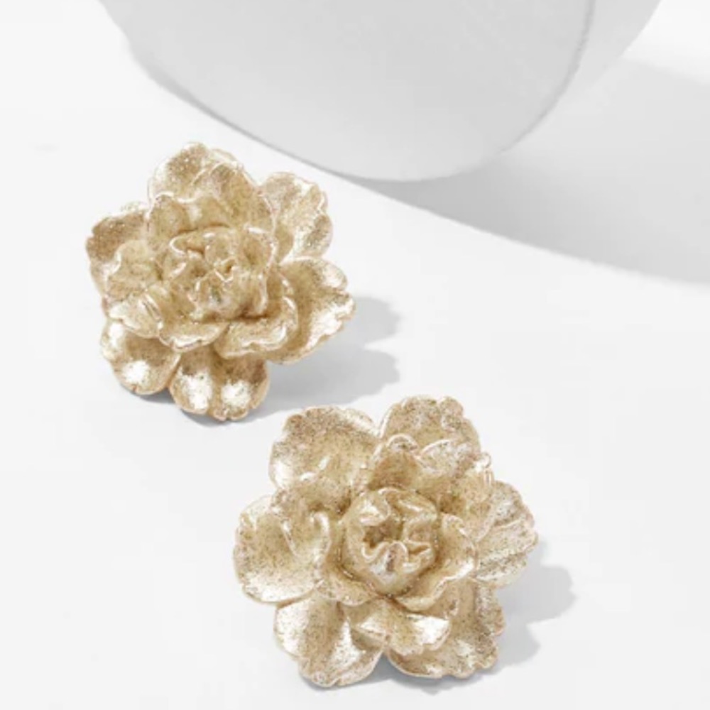 BRAND NEW BEAUTIFUL GOLD FLOWER STUDS